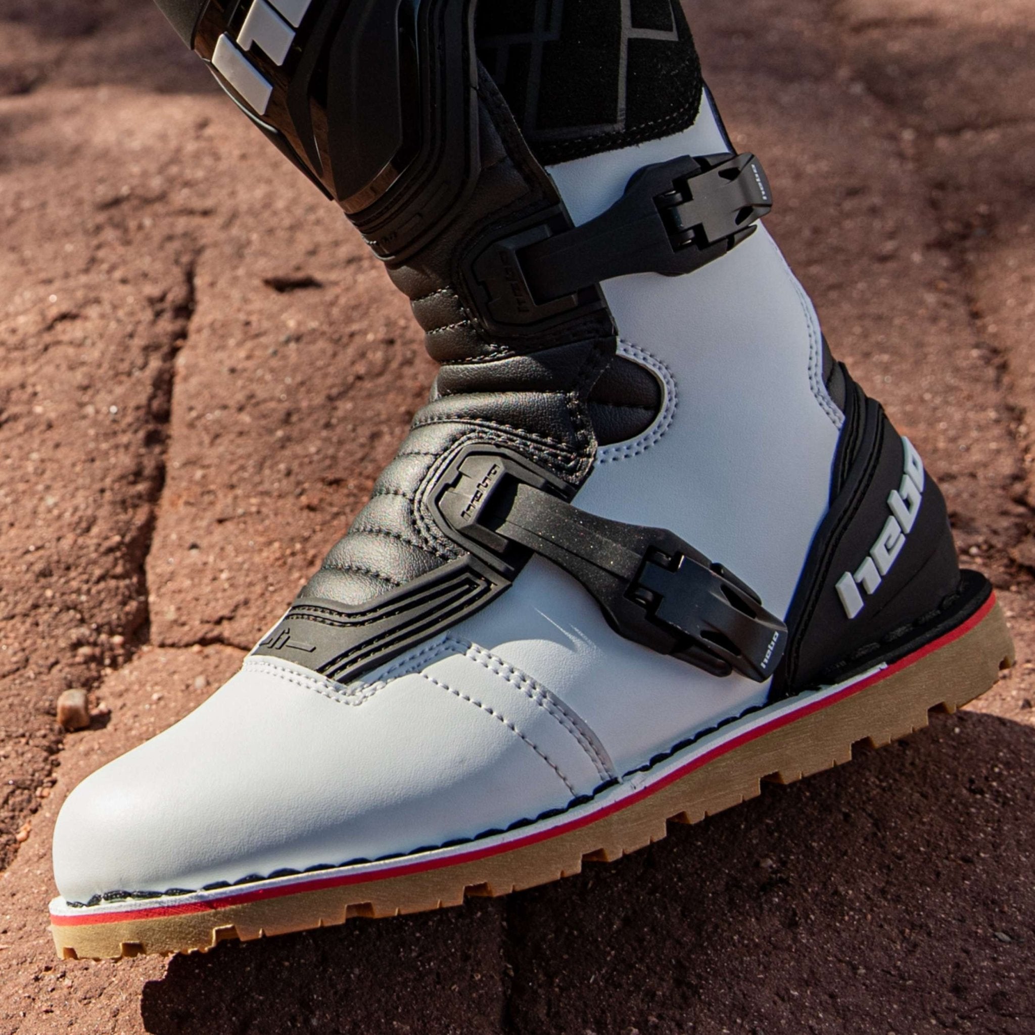 botas-hebo-technical-3-0-micro-trial-blanco-certificadas-en-13634-2017 image 2
